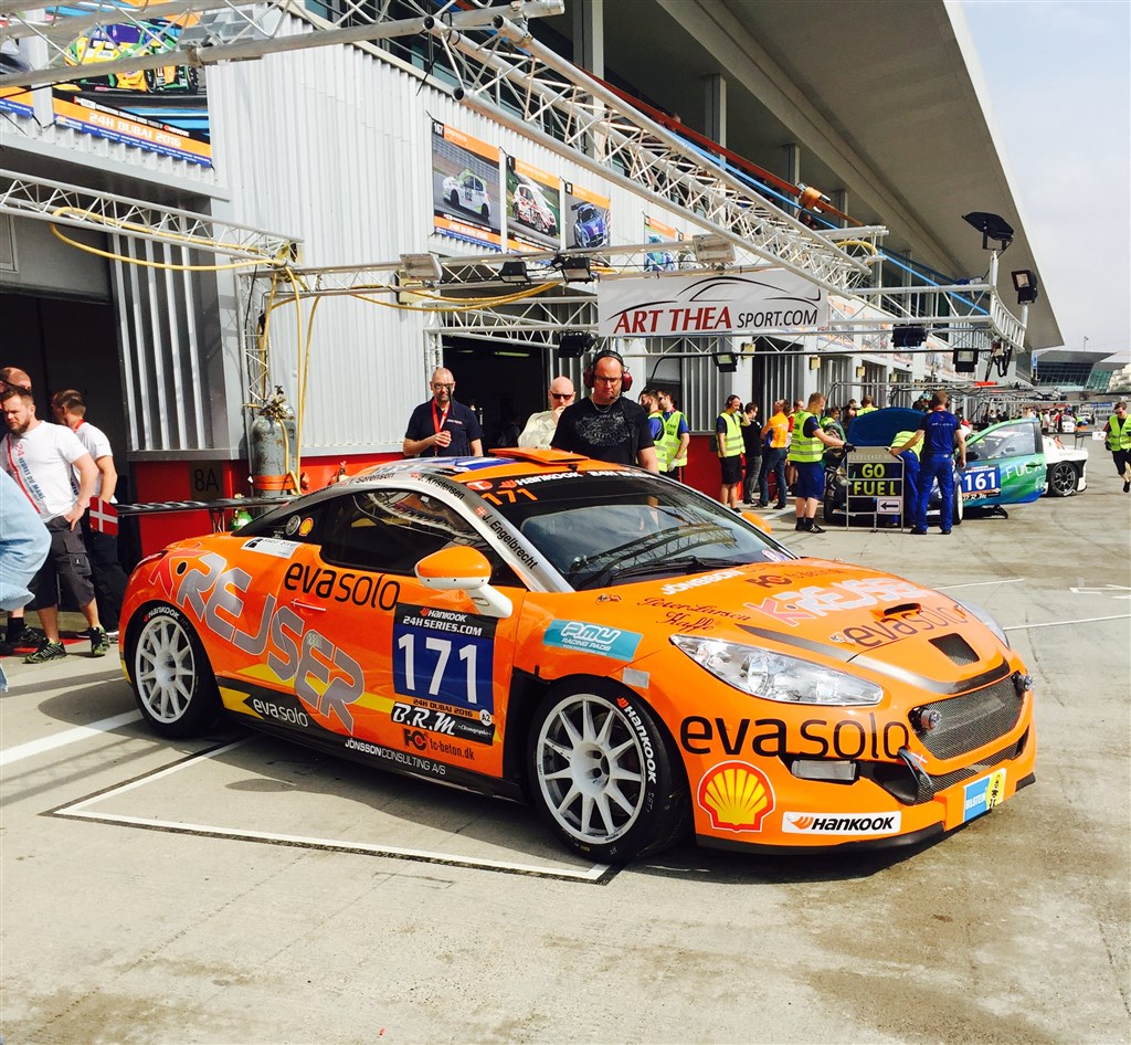 Team K-Rejser's orange Peugeot RCZ klar til Dubai 24 Timer
(Foto: Lone Laursen)
